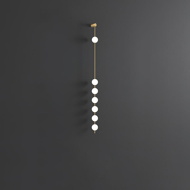 Aplique de pared LED vertical con múltiples globos, acabado en latón, altura ajustable, iluminación para pasillos, escaleras y entradas, lámpara moderna de metal y vidrio, 3-6 luces | Thomler