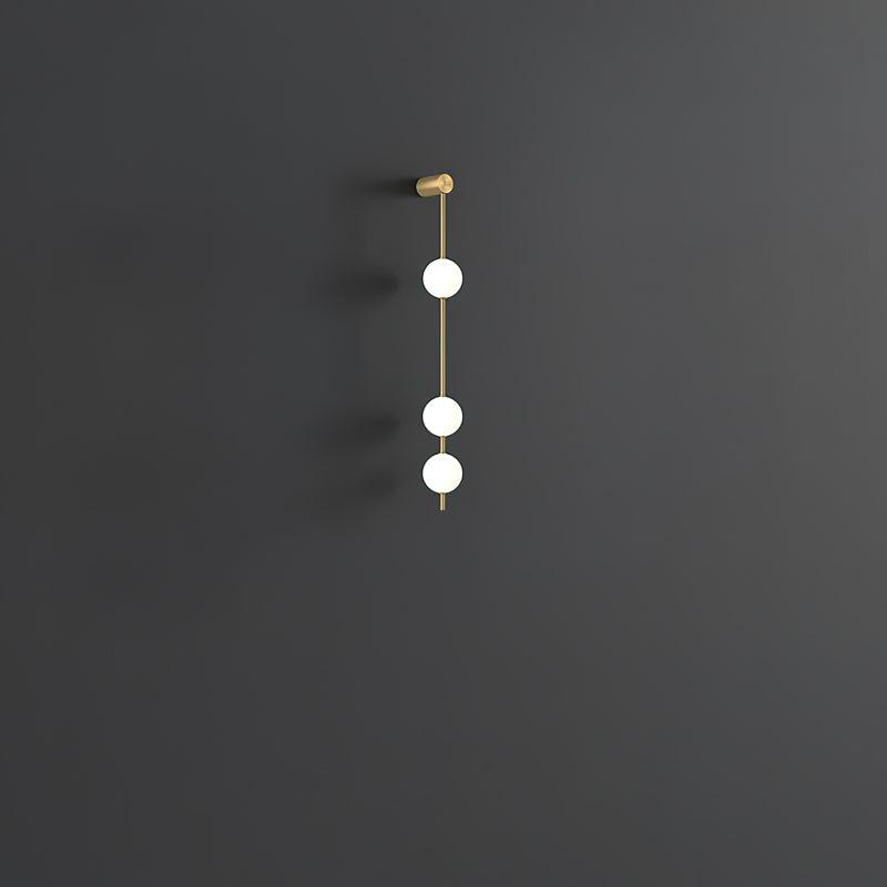 Aplique de pared LED vertical con múltiples globos, acabado en latón, altura ajustable, iluminación para pasillos, escaleras y entradas, lámpara moderna de metal y vidrio, 3-6 luces | Thomler