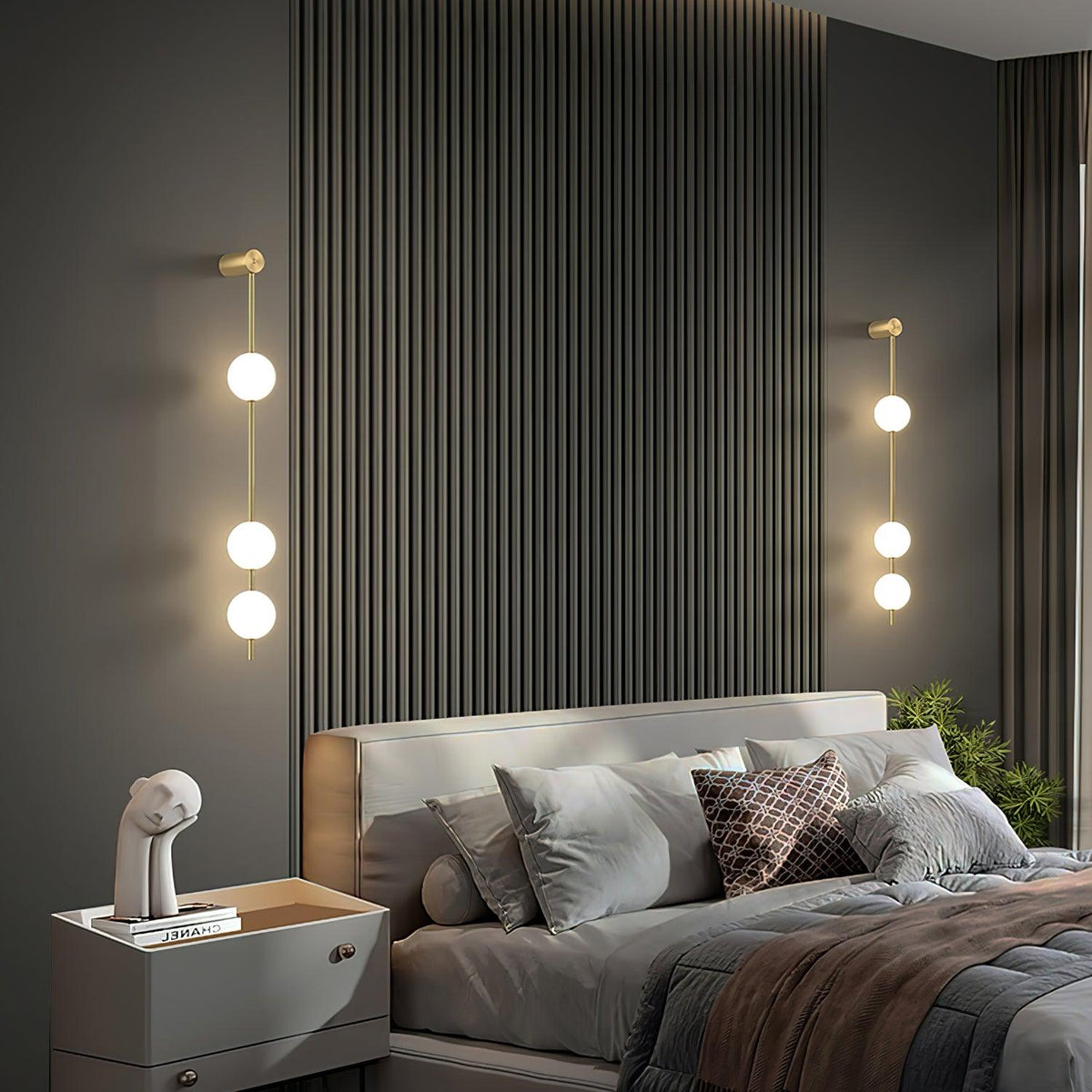 Aplique de pared LED vertical con múltiples globos, acabado en latón, altura ajustable, iluminación para pasillos, escaleras y entradas, lámpara moderna de metal y vidrio, 3-6 luces | Thomler