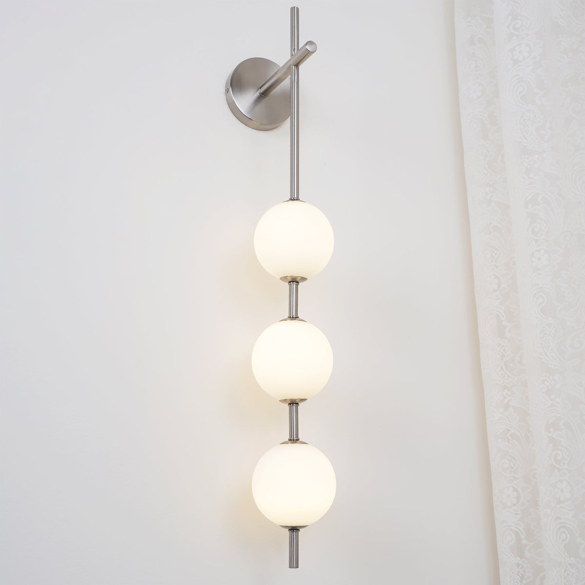 Lámpara de pared tipo globo LED, aplique de montaje fijo, 26 pulgadas, acabado en latón, iluminación con pantalla esférica para dormitorio, baño, pasillo, rincón de lectura, luz de acento para interiores
