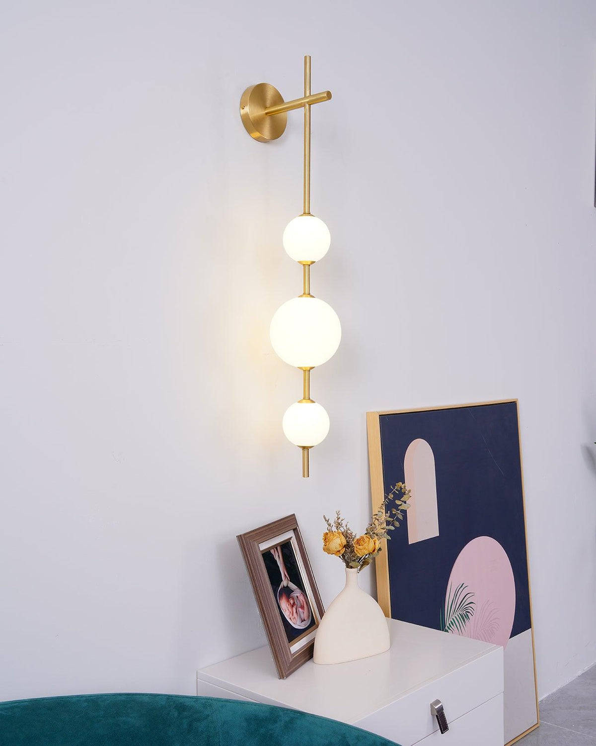 Lámpara de pared tipo globo LED, aplique de montaje fijo, 26 pulgadas, acabado en latón, iluminación con pantalla esférica para dormitorio, baño, pasillo, rincón de lectura, luz de acento para interiores