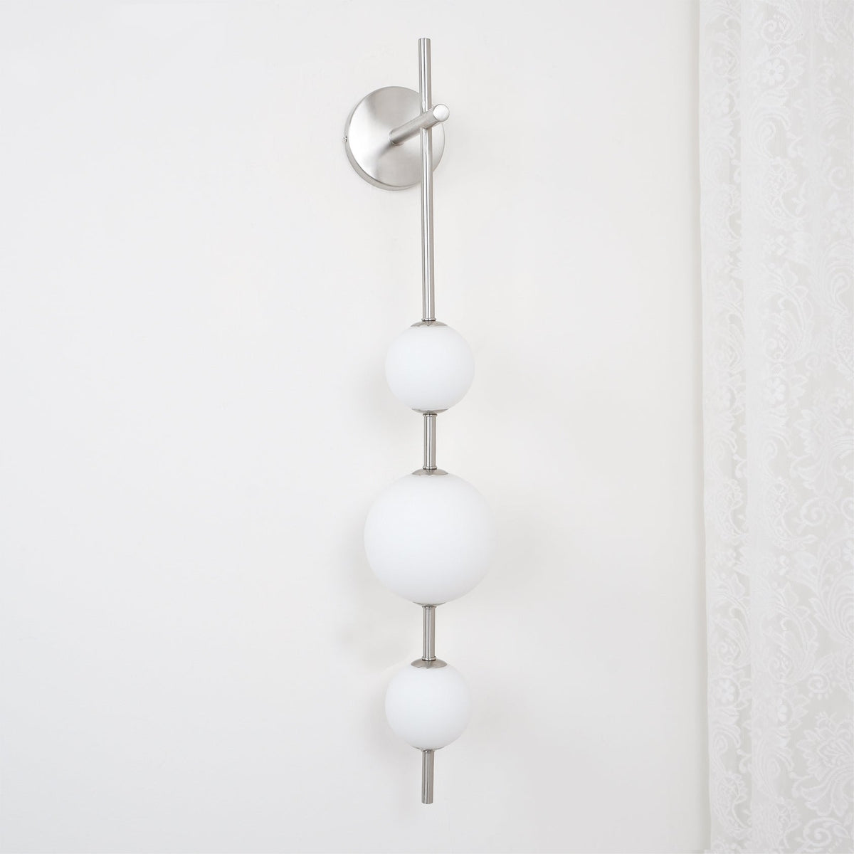 Lámpara de pared tipo globo LED, aplique de montaje fijo, 26 pulgadas, acabado en latón, iluminación con pantalla esférica para dormitorio, baño, pasillo, rincón de lectura, luz de acento para interiores
