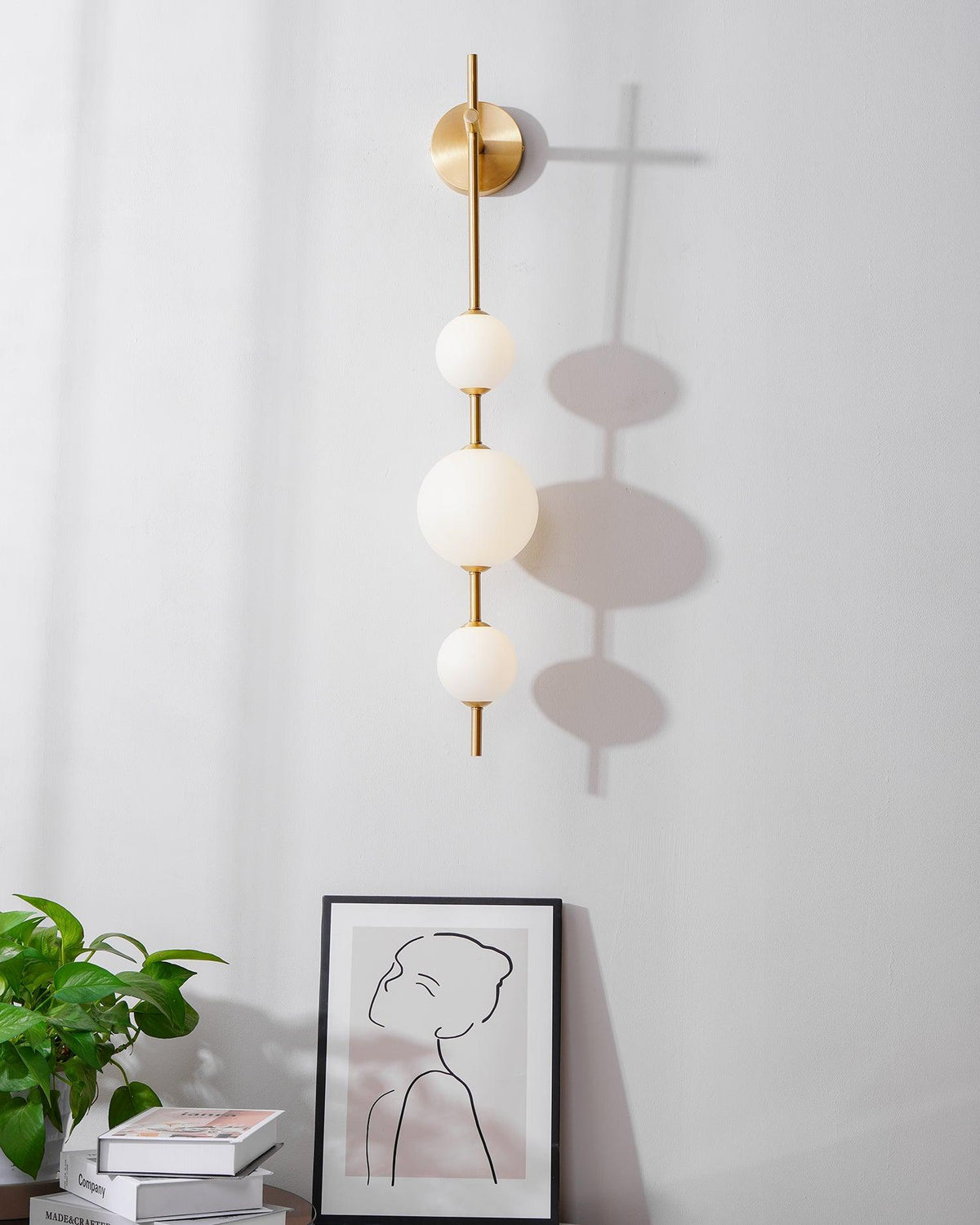 Lámpara de pared tipo globo LED, aplique de montaje fijo, 26 pulgadas, acabado en latón, iluminación con pantalla esférica para dormitorio, baño, pasillo, rincón de lectura, luz de acento para interiores