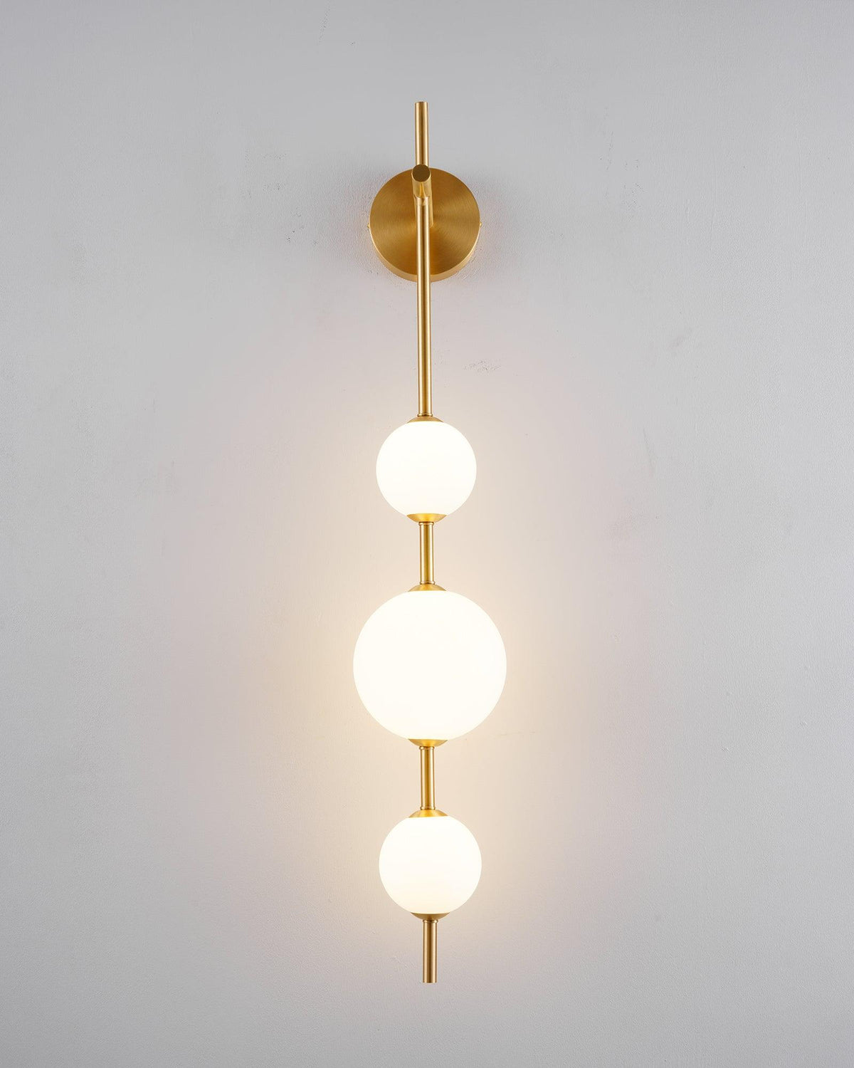 Lámpara de pared tipo globo LED, aplique de montaje fijo, 26 pulgadas, acabado en latón, iluminación con pantalla esférica para dormitorio, baño, pasillo, rincón de lectura, luz de acento para interiores