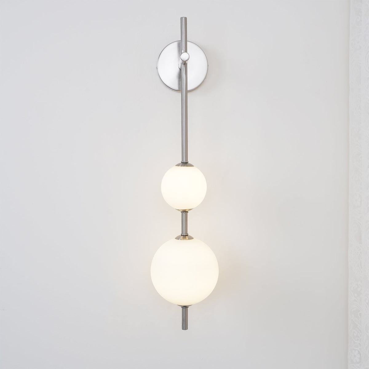 Lámpara de pared tipo globo LED, aplique de montaje fijo, 26 pulgadas, acabado en latón, iluminación con pantalla esférica para dormitorio, baño, pasillo, rincón de lectura, luz de acento para interiores