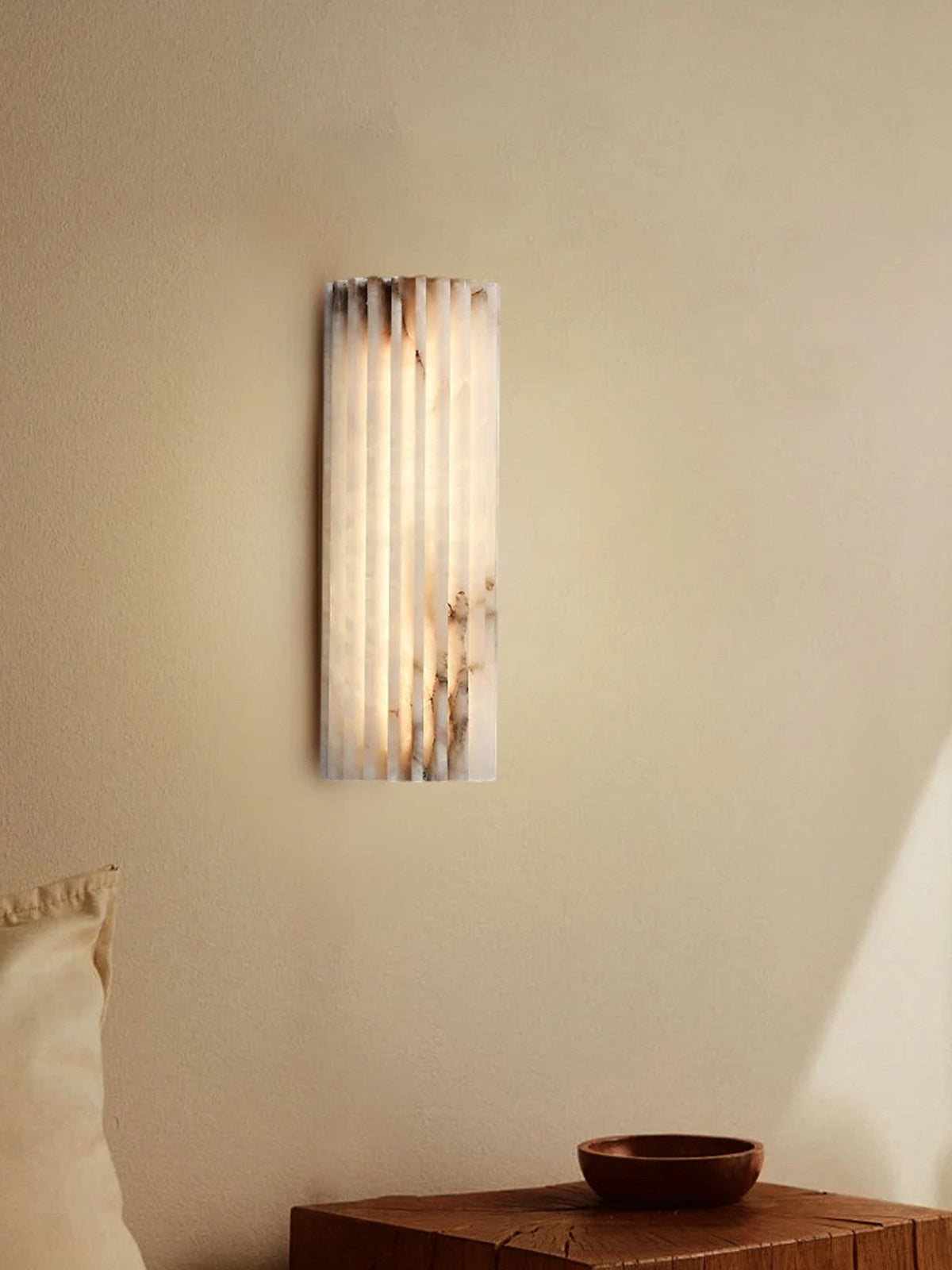 Aplique de pared de piedra natural de 12 pulgadas con LED integrado y superficie estriada, lámpara de interior para dormitorio, pasillo y sala de estar con luz ambiental cálida | Thomler