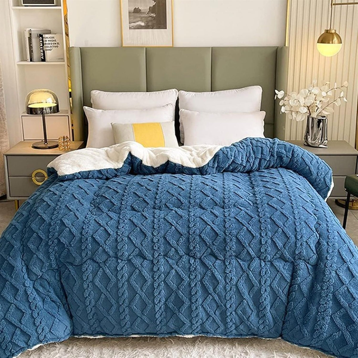 Reversible Quilted Sherpa Throw – Dual-Sided Fleece Blanket with Geometric Design for Couch, Bed & Living Room