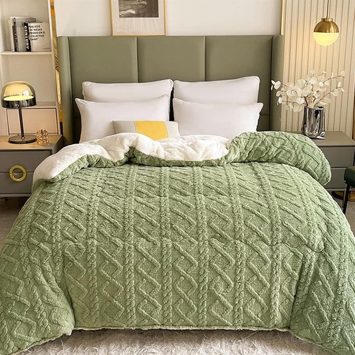 Reversible Quilted Sherpa Throw – Dual-Sided Fleece Blanket with Geometric Design for Couch, Bed & Living Room