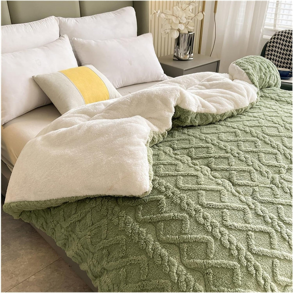 Reversible Quilted Sherpa Throw – Dual-Sided Fleece Blanket with Geometric Design for Couch, Bed & Living Room