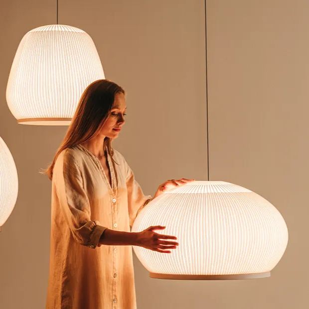 Geribbelde Lycra Hanglamp – 18 inch Ronde Dimmbare LED Plafondpendel voor Kookeiland, Eettafel & Moderne Woonruimtes | Thomler