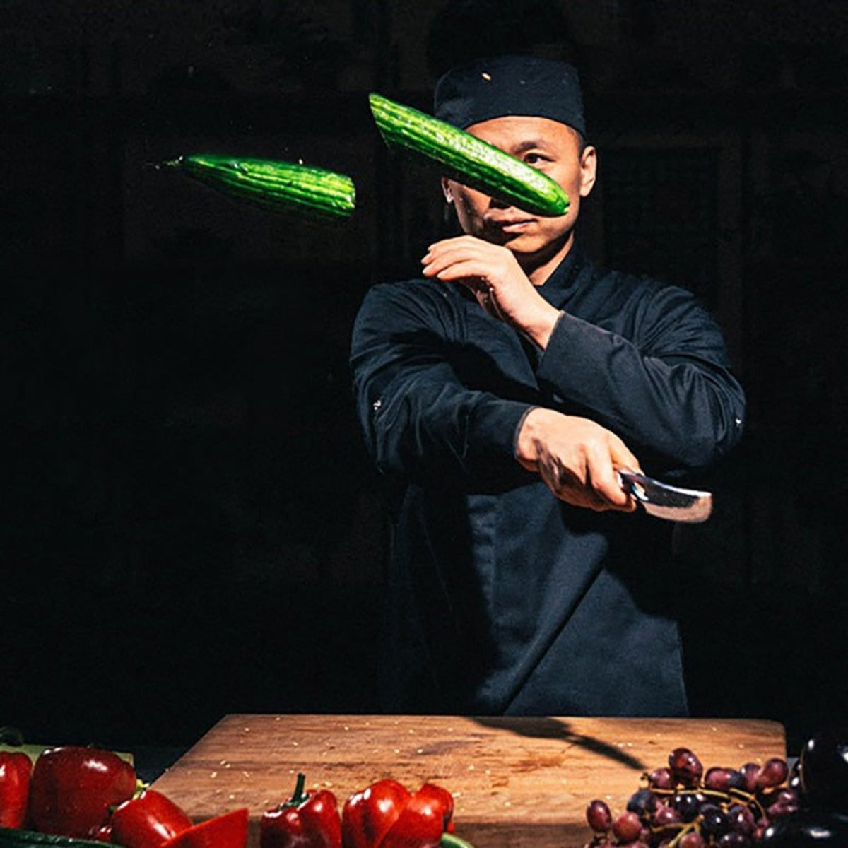Cuchillo de chef japonés para corte de precisión, picado y deshuesado con acero afilado como navaja