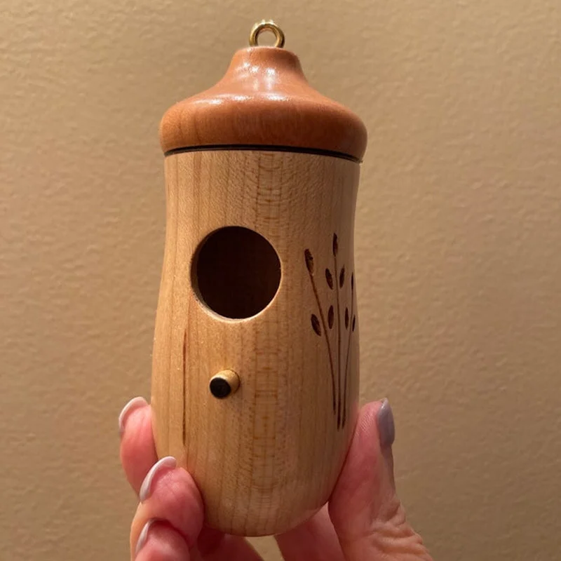 Kolibri-Nistkasten mit Holzmaserung und Aufhängeschlaufe für den Garten
