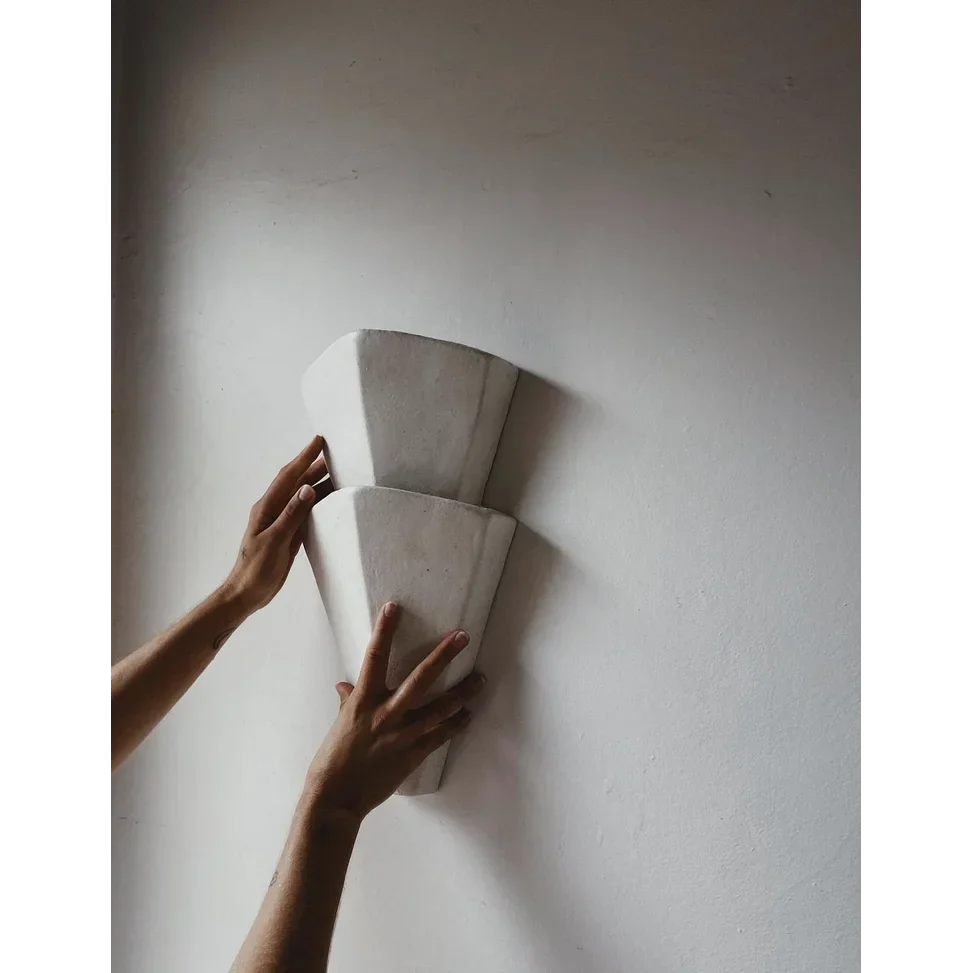 Geschichtete Wandleuchte aus Gips, bis zu 22 Zoll, warmes indirektes Licht für Schlafzimmer, Flur, Wohnzimmer, minimalistischer moderner architektonischer Akzent | Thomler