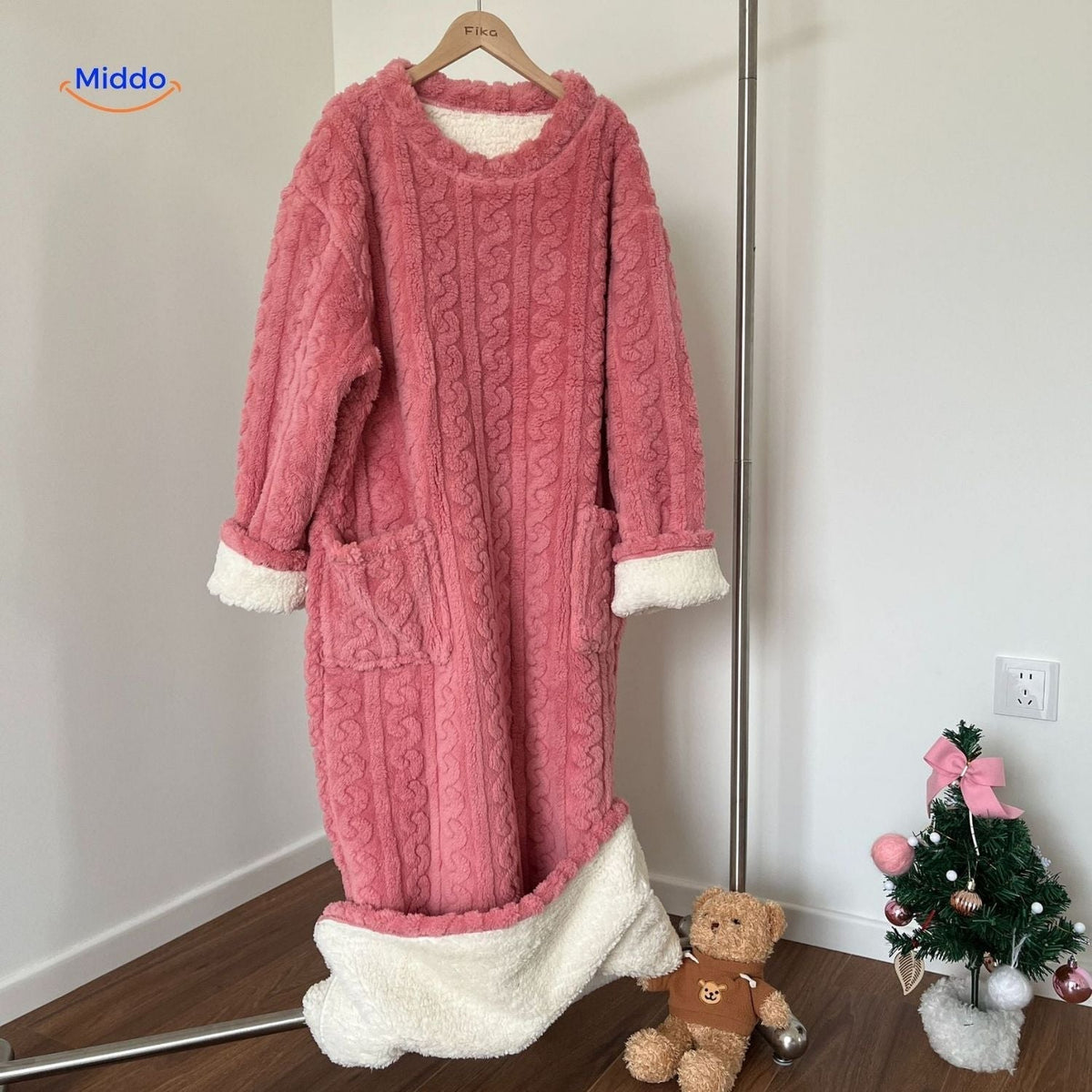 Floor-Length Fleece Wearable Blanket with Pockets – Cozy Indoor Loungewear