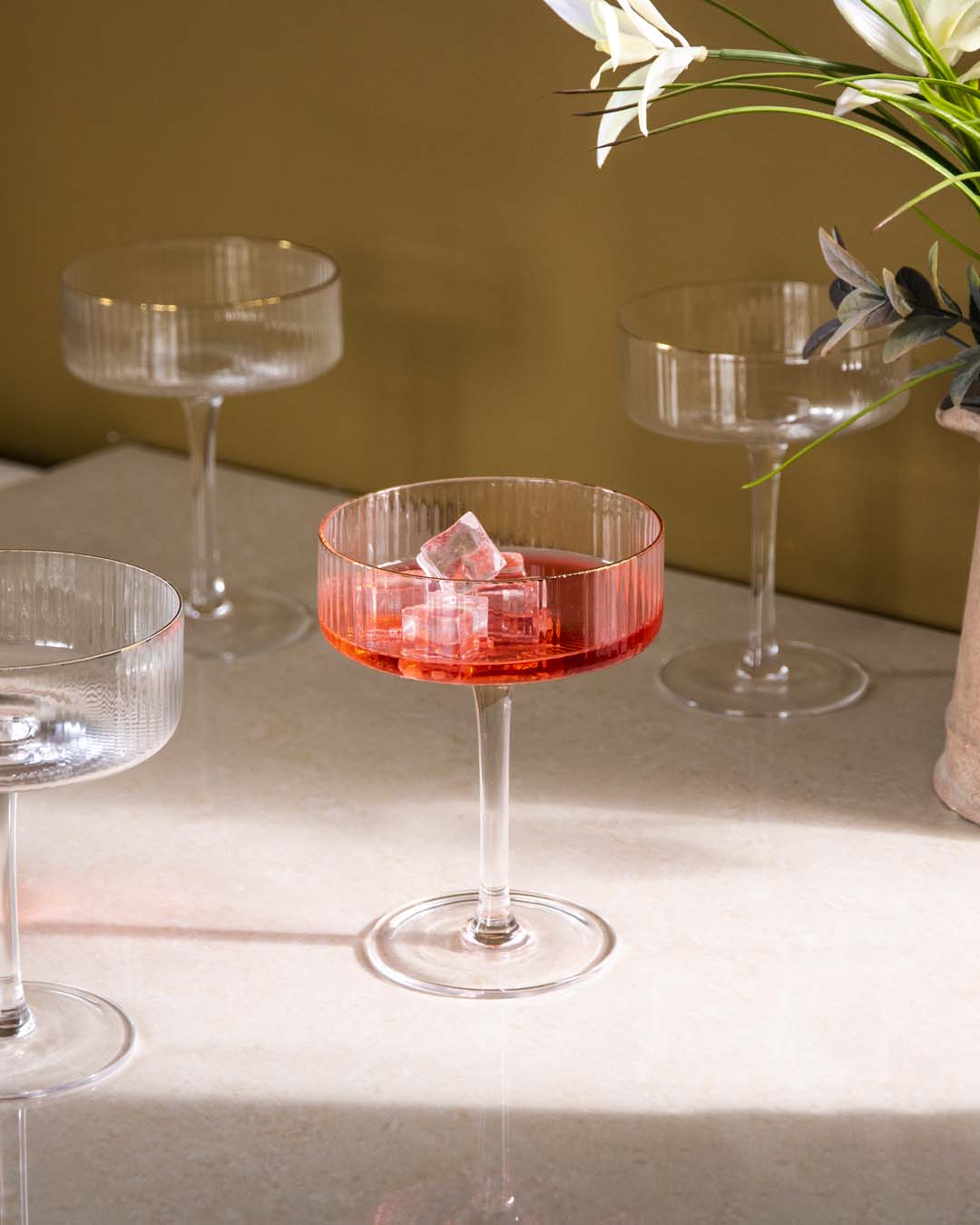 Juego de 6 copas de cóctel tipo cupé acanaladas: elegantes vasos sin tallo para servir martinis y postres en fiestas, bodas y reuniones