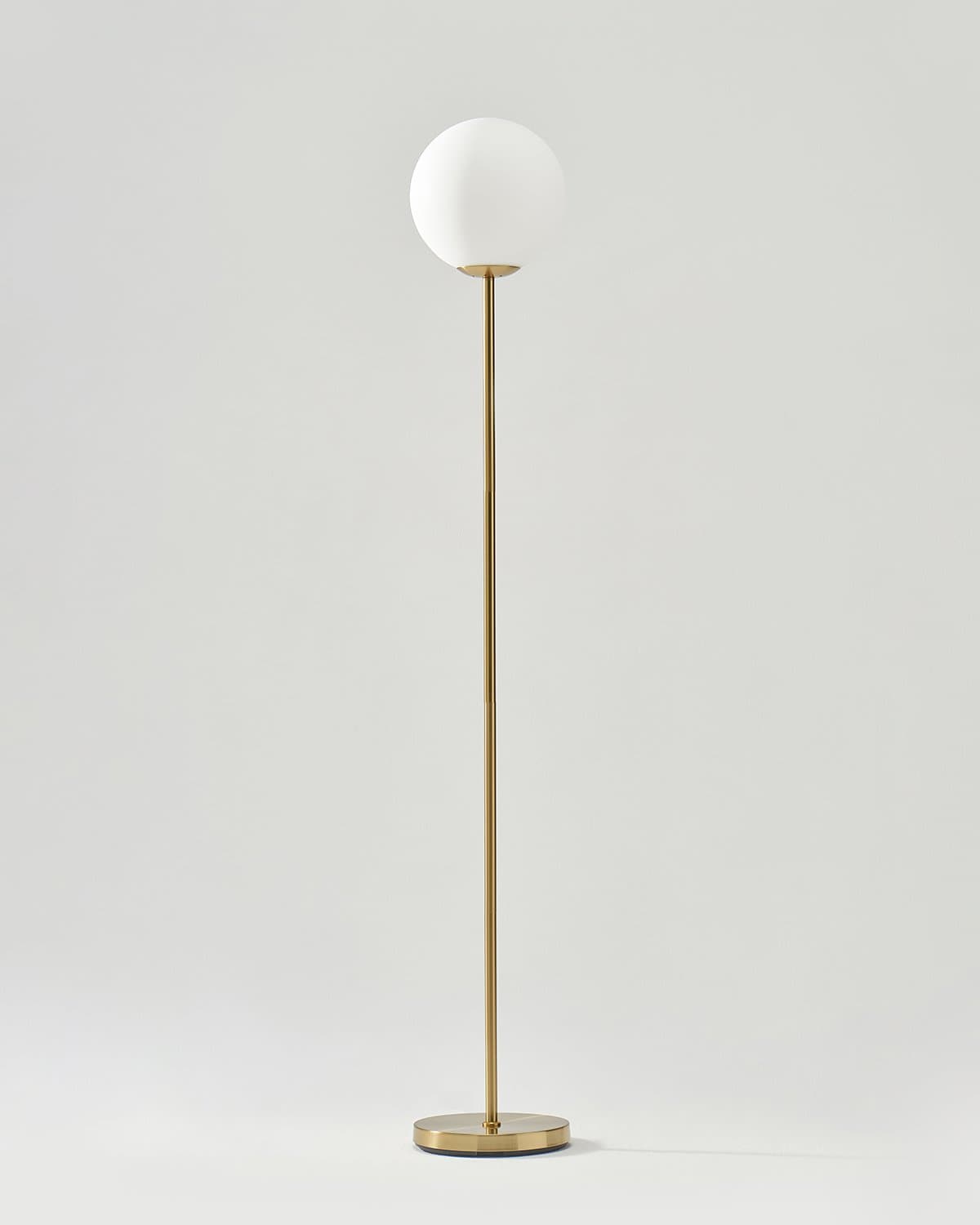 Messing vloerlamp 165 cm hoog voor woonkamers, slaapkamers en leeshoeken, warme sfeerverlichting, metalen frame, voetschakelaar, modern minimalistisch | Thomler