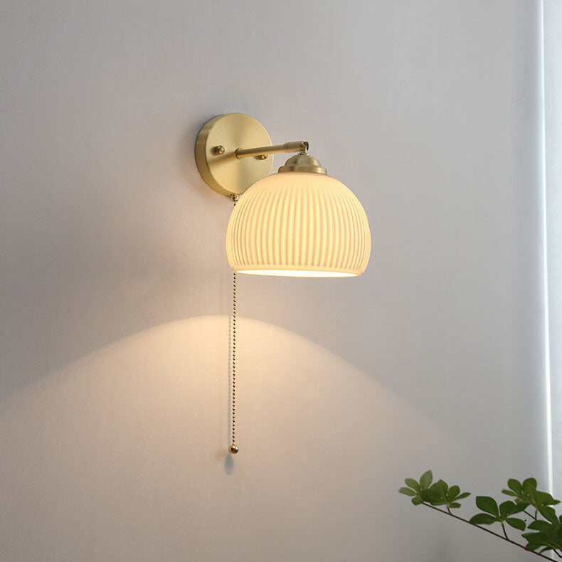 Lámpara de pared compacta, pantalla blanca con detalles en latón, 6 pulgadas de ancho, para dormitorio, pasillo, rincón de lectura, iluminación ambiental, casquillo E26, estilo moderno minimalista | Thomler