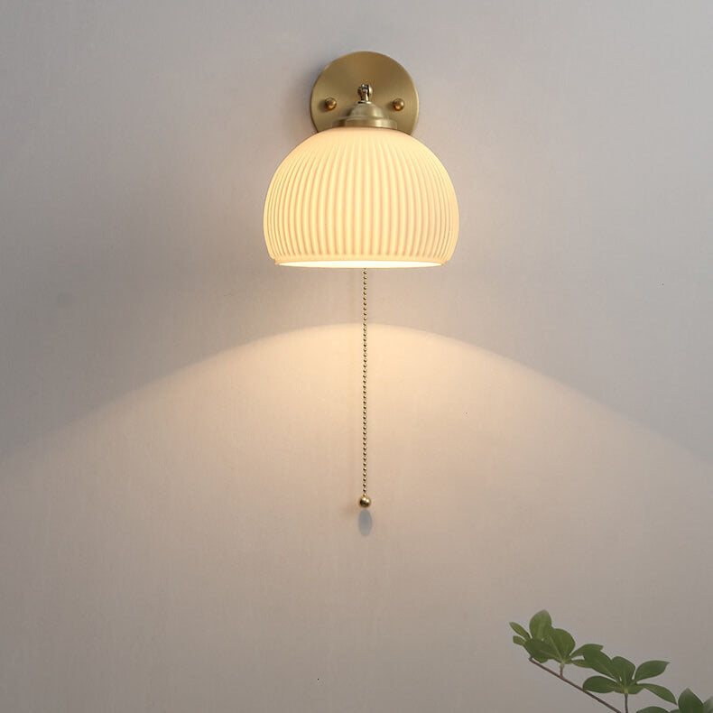 Lámpara de pared compacta, pantalla blanca con detalles en latón, 6 pulgadas de ancho, para dormitorio, pasillo, rincón de lectura, iluminación ambiental, casquillo E26, estilo moderno minimalista | Thomler