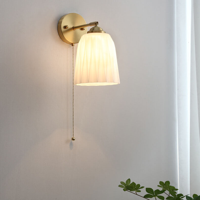 Lámpara de pared compacta, pantalla blanca con detalles en latón, 6 pulgadas de ancho, para dormitorio, pasillo, rincón de lectura, iluminación ambiental, casquillo E26, estilo moderno minimalista | Thomler