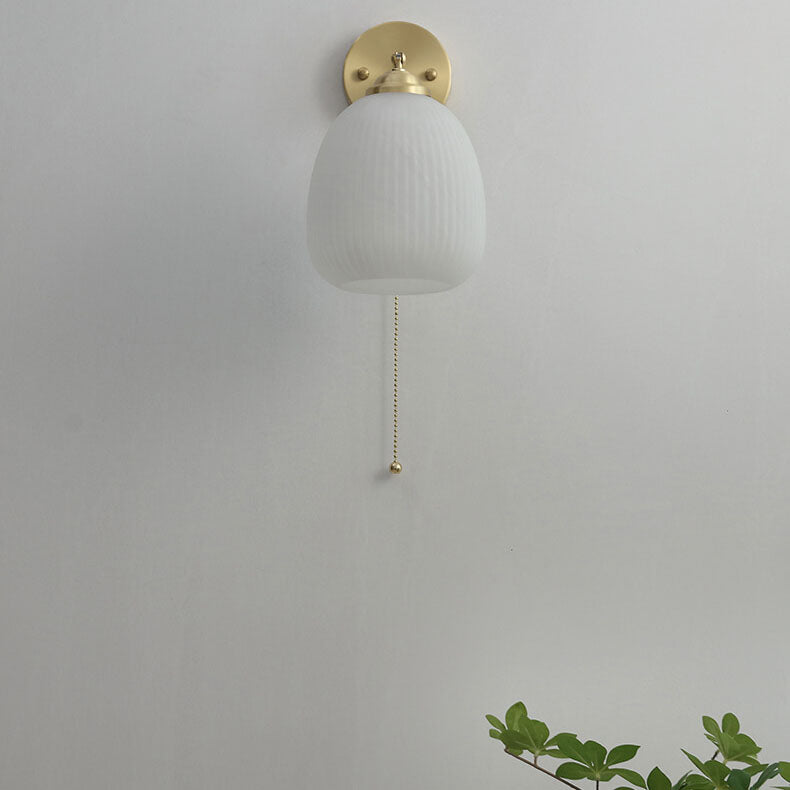 Lámpara de pared compacta, pantalla blanca con detalles en latón, 6 pulgadas de ancho, para dormitorio, pasillo, rincón de lectura, iluminación ambiental, casquillo E26, estilo moderno minimalista | Thomler