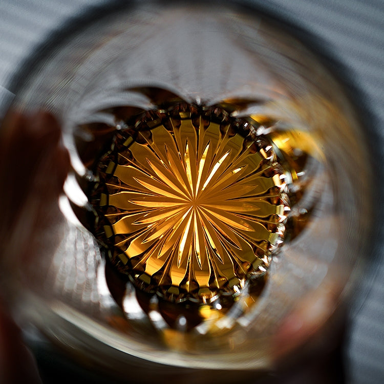 Japanischer Whisky-Tumbler aus geschliffenem Kristall mit Flammen-Dekor & Geschenkbox für Spirituosen | Thomler