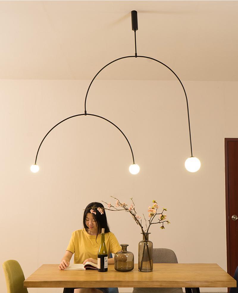Lámpara de techo escultural con difusores de vidrio opalino, acabado en negro y latón, diseño de múltiples brazos para comedor, vestíbulo, lámpara de techo moderna