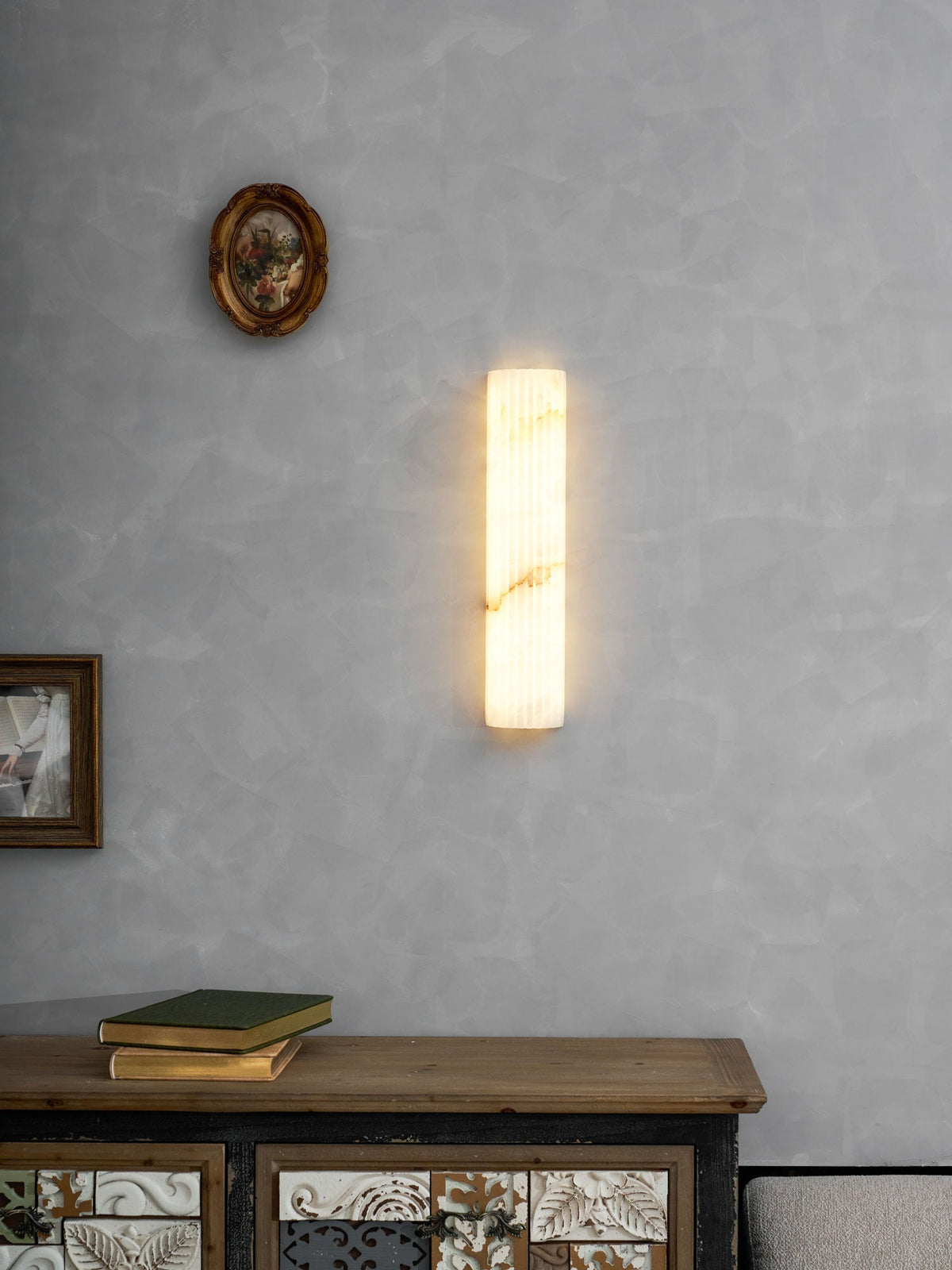 Aplique de pared de piedra natural de 12 pulgadas con LED integrado y superficie estriada, lámpara de interior para dormitorio, pasillo y sala de estar con luz ambiental cálida | Thomler