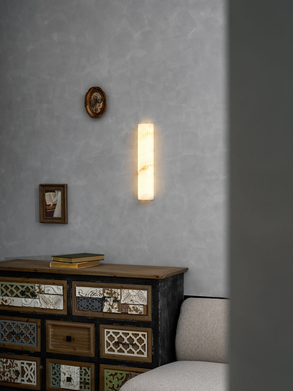 Aplique de pared de piedra natural de 12 pulgadas con LED integrado y superficie estriada, lámpara de interior para dormitorio, pasillo y sala de estar con luz ambiental cálida | Thomler