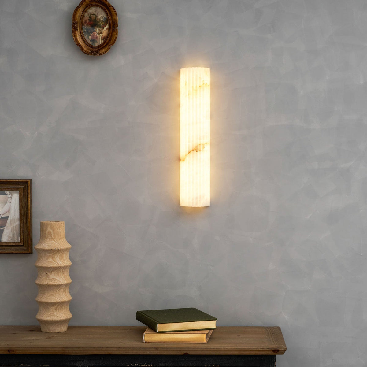 Aplique de pared de piedra natural de 12 pulgadas con LED integrado y superficie estriada, lámpara de interior para dormitorio, pasillo y sala de estar con luz ambiental cálida | Thomler