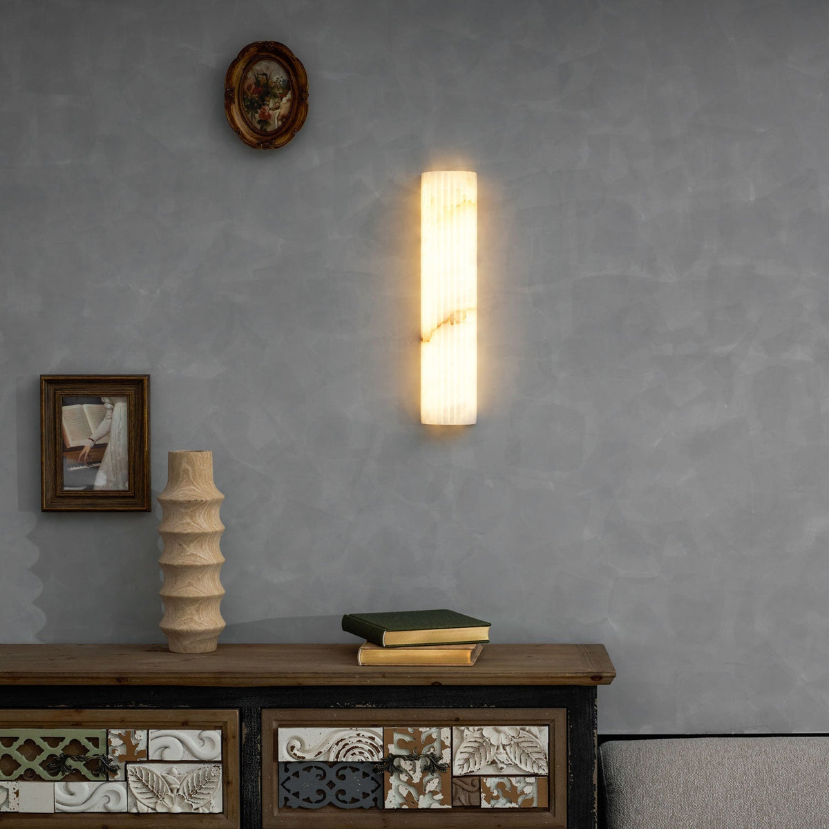 Aplique de pared de piedra natural de 12 pulgadas con LED integrado y superficie estriada, lámpara de interior para dormitorio, pasillo y sala de estar con luz ambiental cálida | Thomler