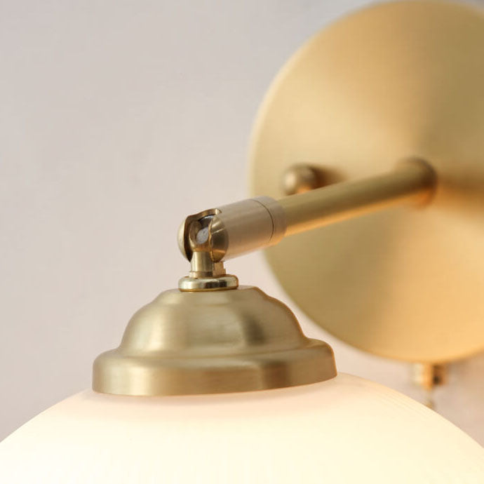 Lámpara de pared compacta, pantalla blanca con detalles en latón, 6 pulgadas de ancho, para dormitorio, pasillo, rincón de lectura, iluminación ambiental, casquillo E26, estilo moderno minimalista | Thomler