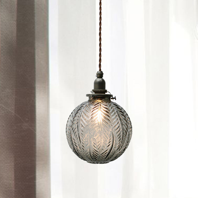 Hanglamp met één lichtpunt en geëtste glazen kap met verenmotief — Koloniaal geïnspireerd ontwerp voor keuken, eetkamer en entree