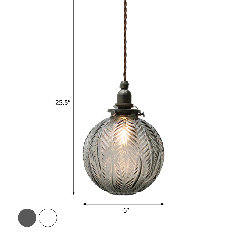 Hanglamp met één lichtpunt en geëtste glazen kap met verenmotief — Koloniaal geïnspireerd ontwerp voor keuken, eetkamer en entree
