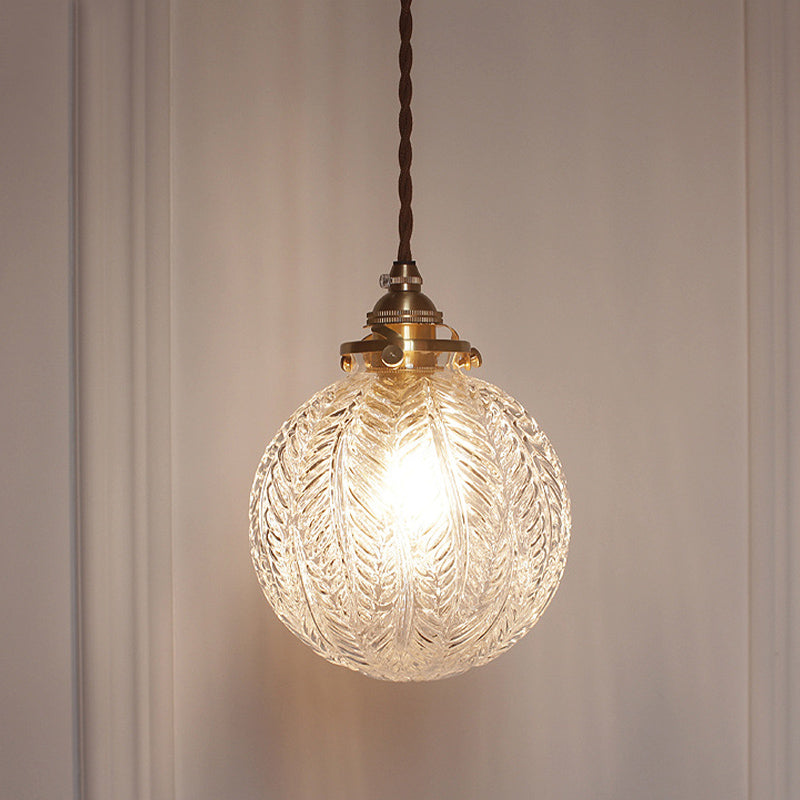 Hanglamp met één lichtpunt en geëtste glazen kap met verenmotief — Koloniaal geïnspireerd ontwerp voor keuken, eetkamer en entree