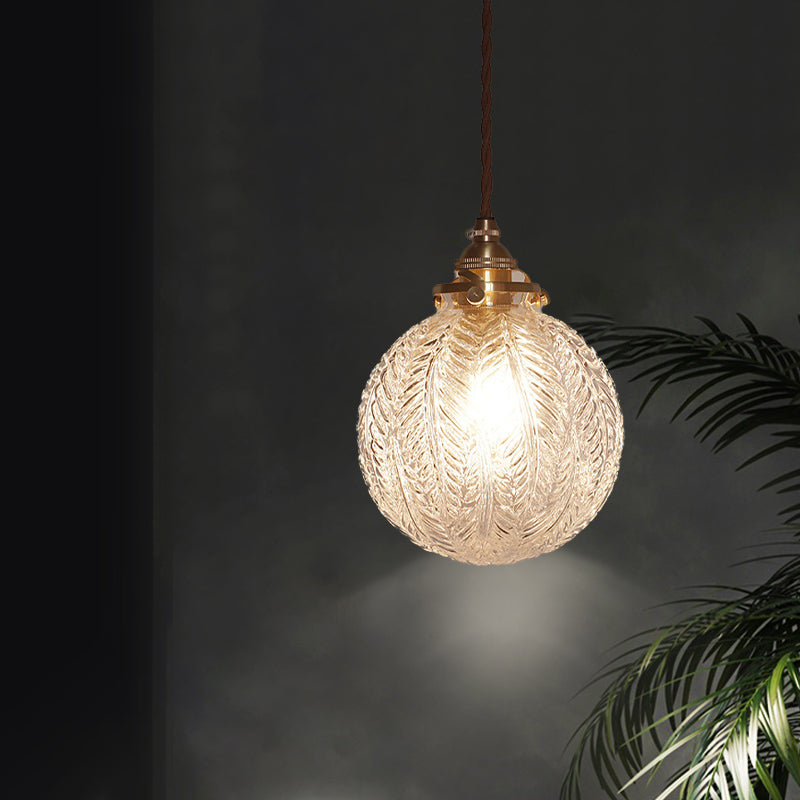 Hanglamp met één lichtpunt en geëtste glazen kap met verenmotief — Koloniaal geïnspireerd ontwerp voor keuken, eetkamer en entree