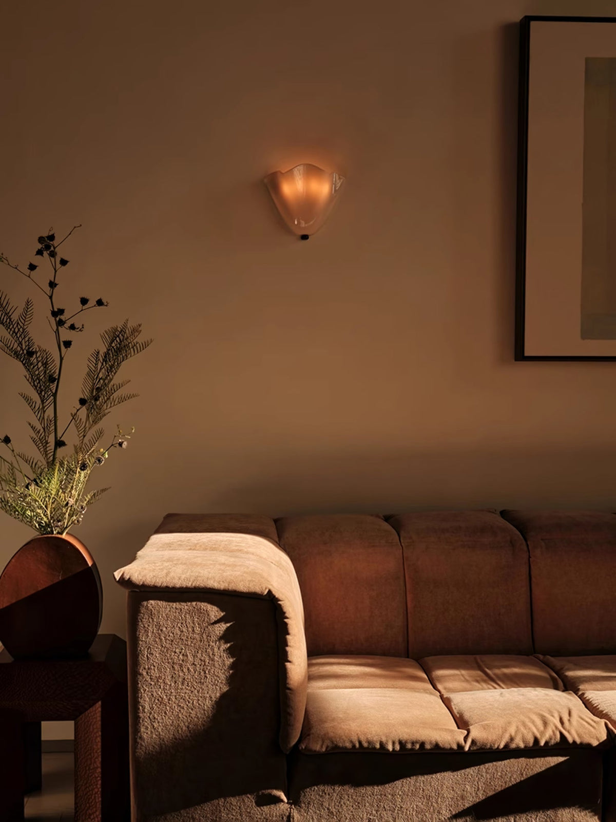 Aplique de pared para interiores con pantalla de vidrio escultural en tonos cálidos – Estructura metálica compatible con LED – Acento de pared para dormitorios, pasillos y salas de estar | Thomler