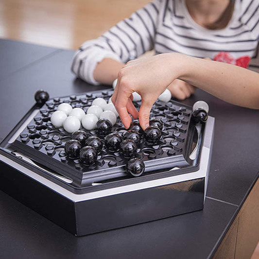 Abstraktes Brettspiel für zwei Spieler mit Murmeln für strategischen Familienspaß
