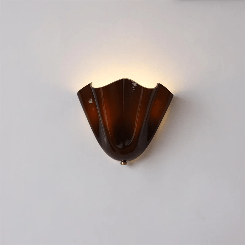 Aplique de pared para interiores con pantalla de vidrio escultural en tonos cálidos – Estructura metálica compatible con LED – Acento de pared para dormitorios, pasillos y salas de estar | Thomler
