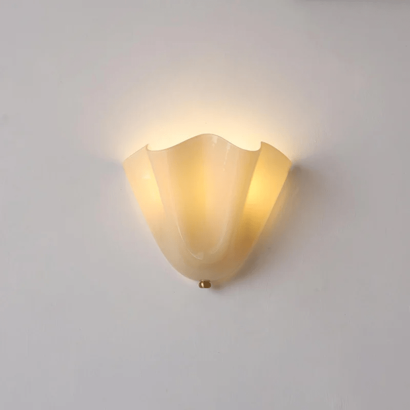 Aplique de pared para interiores con pantalla de vidrio escultural en tonos cálidos – Estructura metálica compatible con LED – Acento de pared para dormitorios, pasillos y salas de estar | Thomler