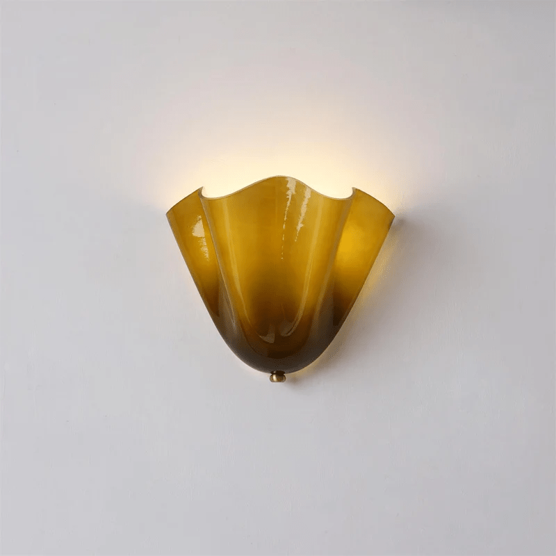 Aplique de pared para interiores con pantalla de vidrio escultural en tonos cálidos – Estructura metálica compatible con LED – Acento de pared para dormitorios, pasillos y salas de estar | Thomler