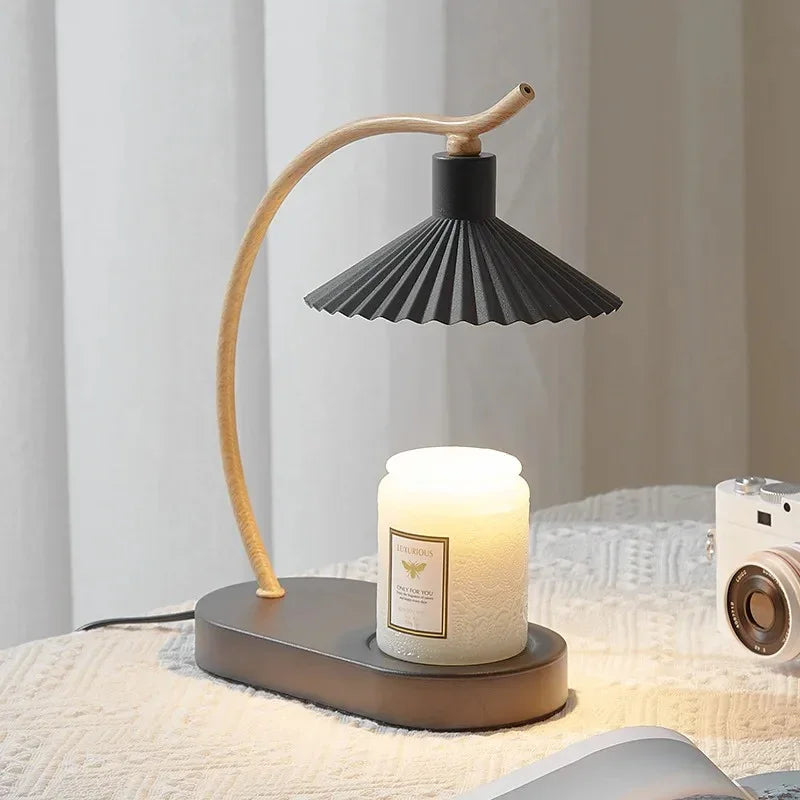 Calentador de cera para mesa con luz LED - Acento de madera y pantalla de tela plisada para difusión de aromas e iluminación suave | Thomler