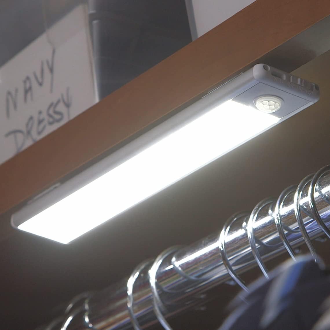 Wiederaufladbare LED-Unterbauleuchte mit Bewegungsmelder – Kabellose, schlanke Magnetleiste mit einstellbarer Helligkeit und Farbtemperatur