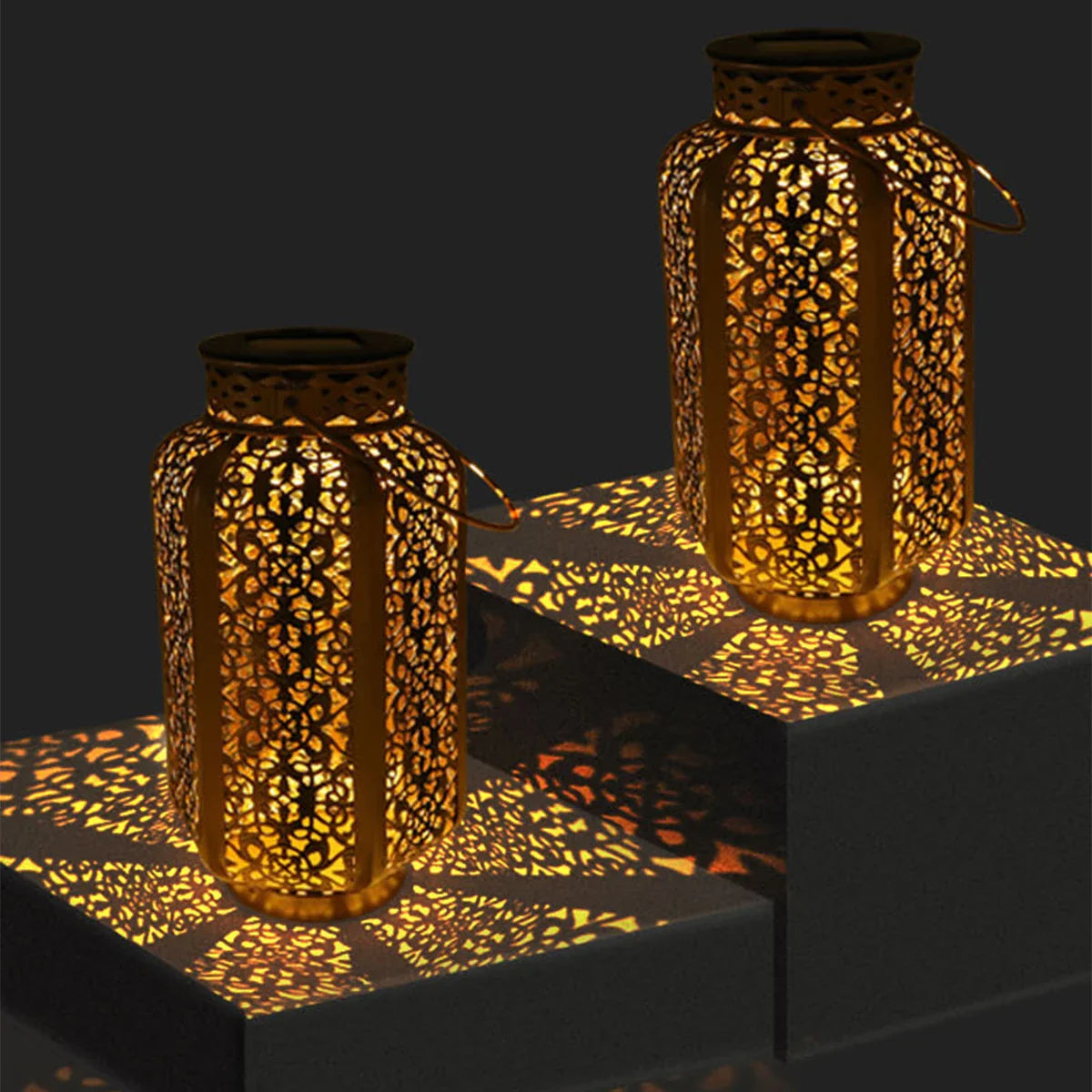 Door zonlicht opgeladen metalen tuinlantaarn met uitgesneden Marokkaans design voor verlichting op veranda, terras & in de tuin | Thomler