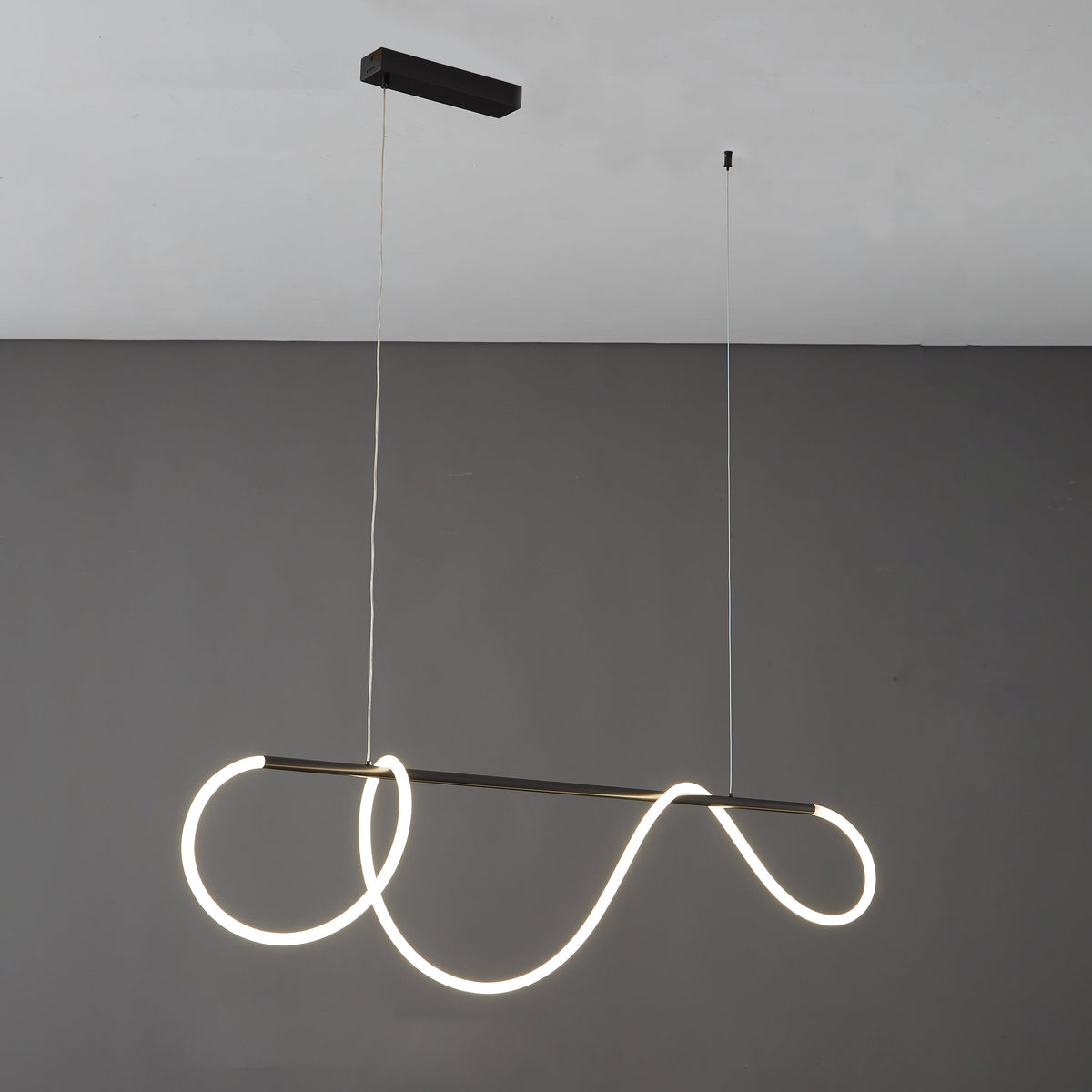 Lineare LED-Insel-Pendelleuchte mit Silikon-Wellen-Design, 43 Zoll, Messing, höhenverstellbar, dimmbar, moderne Küchen-Hängeleuchte für den Esstisch | Thomler