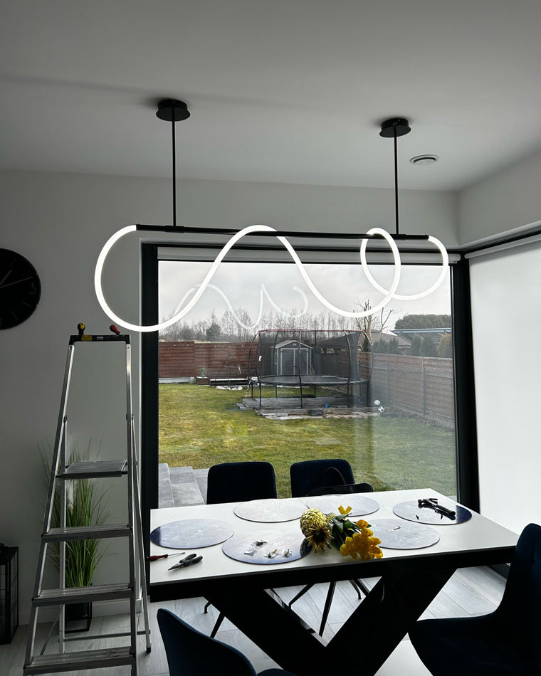Lineare LED-Insel-Pendelleuchte mit Silikon-Wellen-Design, 43 Zoll, Messing, höhenverstellbar, dimmbar, moderne Küchen-Hängeleuchte für den Esstisch | Thomler
