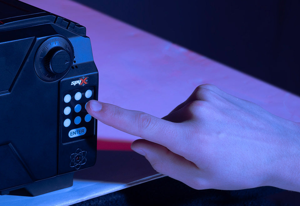 Digitaler Wecker mit Geheimfach