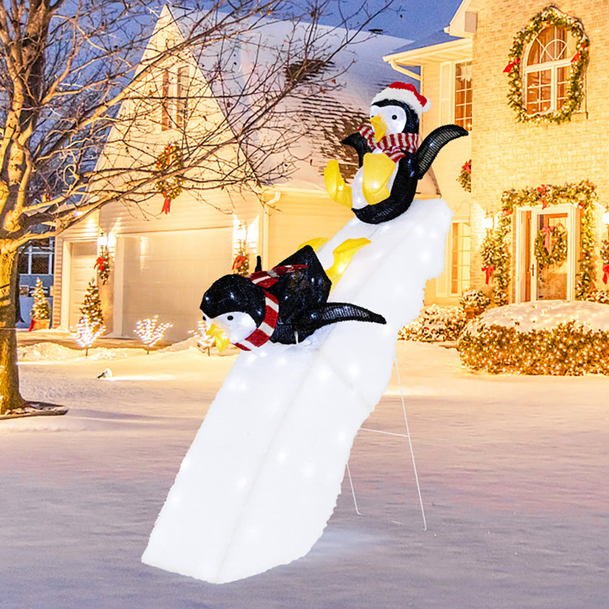 Decoración navideña de pingüino patinando sobre hielo de 4 pies preiluminada con tobogán nevado