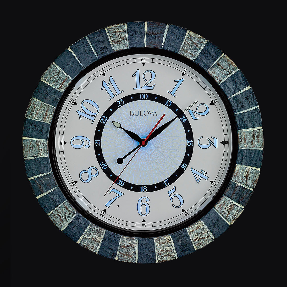 Bulova Tuinwandklok voor buiten met ledverlichting voor tuinfeesten