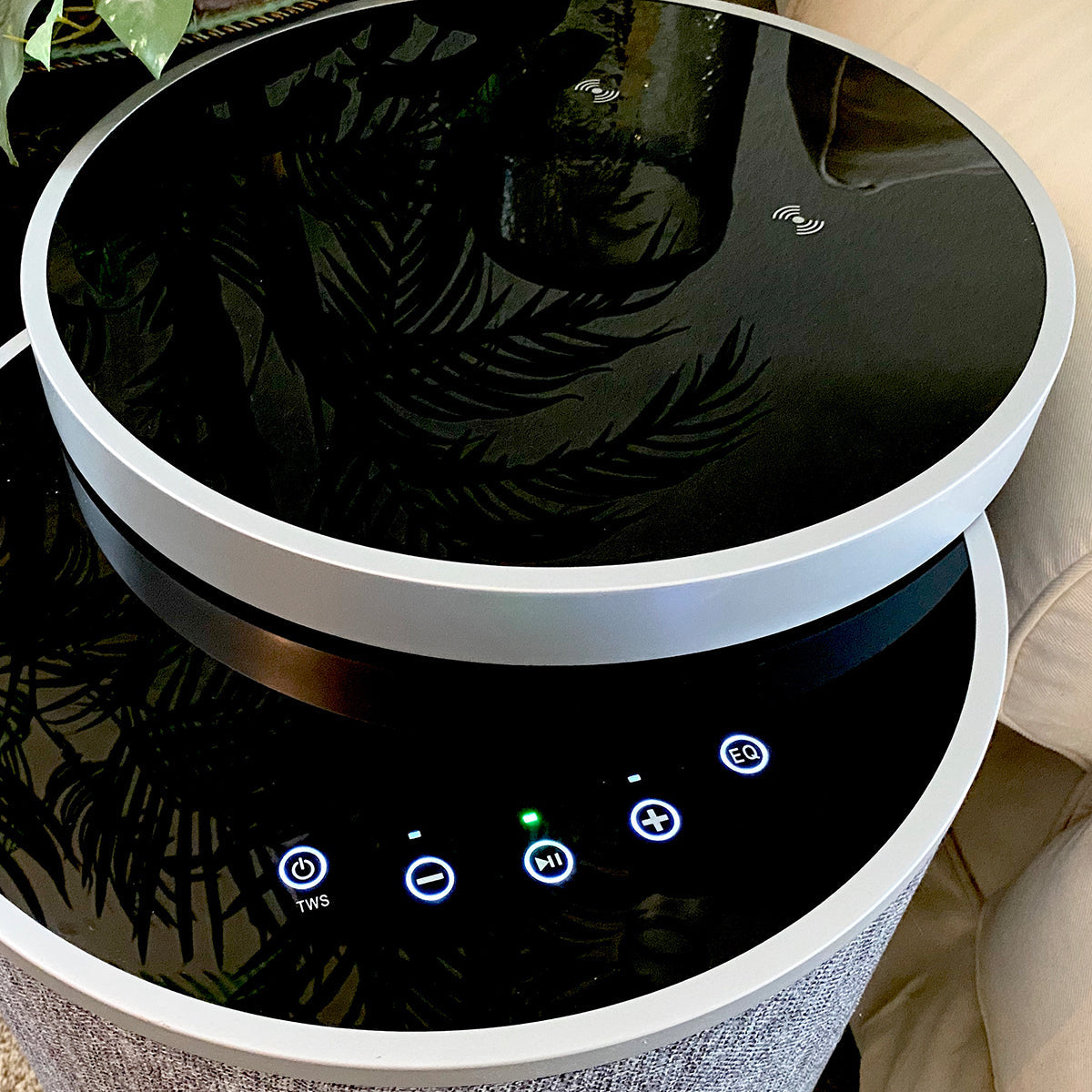 Mesa auxiliar con altavoz Bluetooth de tapa giratoria