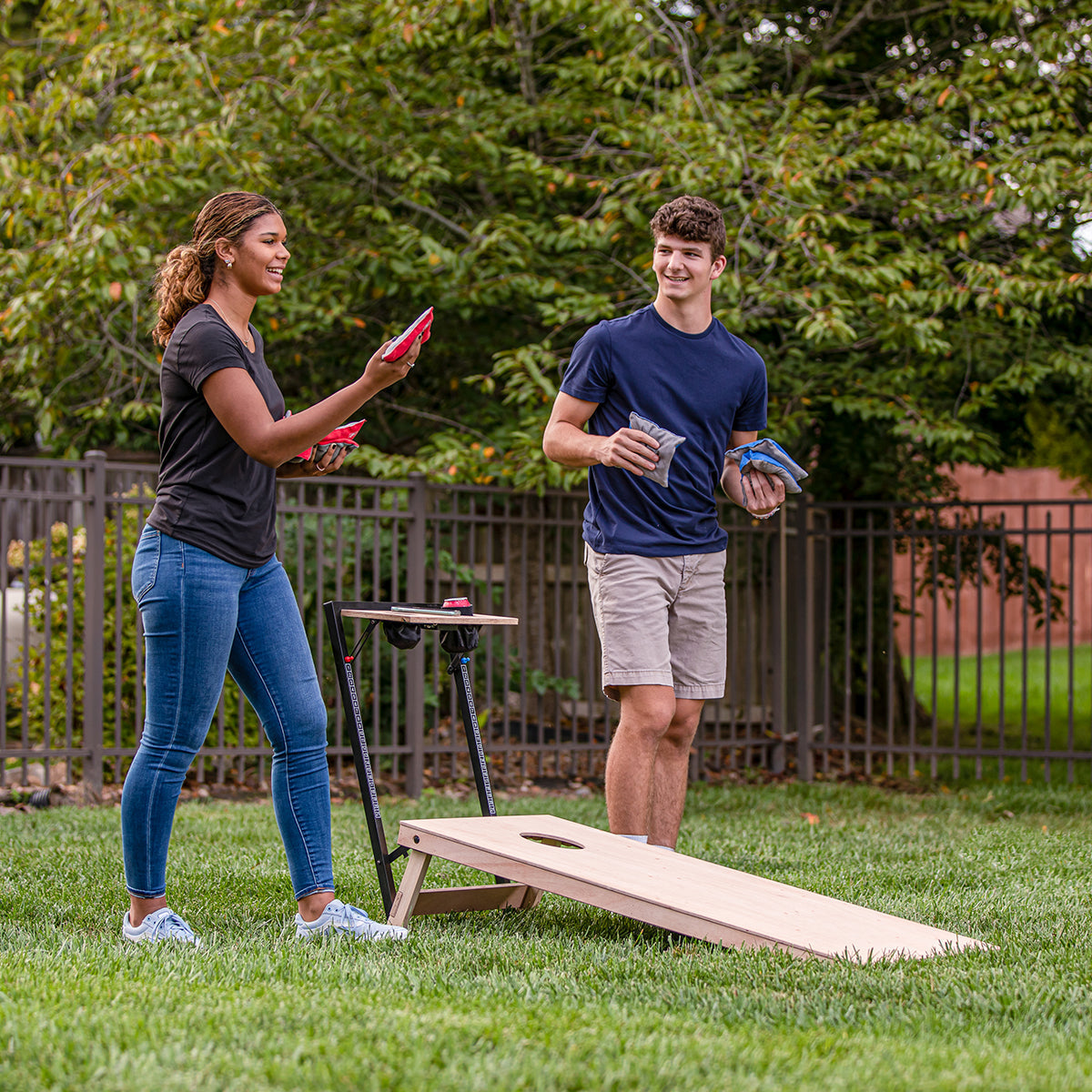 LED-Cornhole-Set aus Holz mit integriertem Caddy